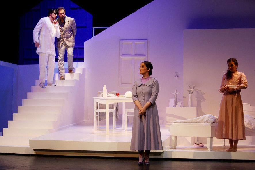 Mecklenburgisches Staatstheater / Margarethe mit v.l.n.r.: Florian Kontschak, Lázaro Calderón, Itziar Lesaka, Katrin Hübner © Silke Winkler Mecklenburgisches Staatstheater / Margarethe mit v.l.n.r.: Florian Kontschak, Lázaro Calderón, Itziar Lesaka, Katrin Hübner © Silke Winkler