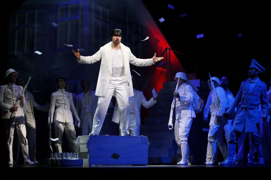 Schwerin / Mecklenburgisches Staatstheater_ Margarethe mit Florian Kontschak als Mephisto © Silke Winkler Schwerin / Mecklenburgisches Staatstheater_ Margarethe mit Florian Kontschak als Mephisto © Silke Winkler