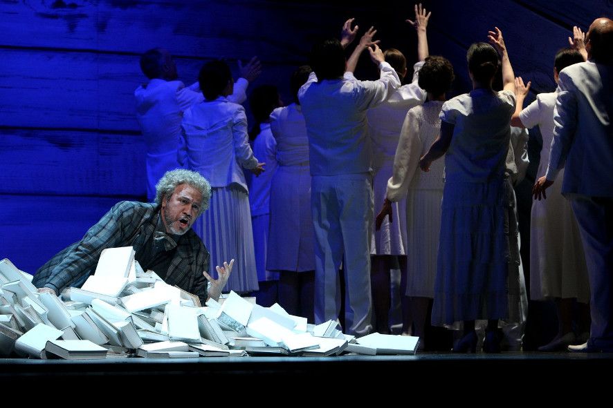 Mecklenburgisches Staatstheater / Margarethe mit Lázaro Calderón als Faust © Silke Winkler Mecklenburgisches Staatstheater / Margarethe mit Lázaro Calderón als Faust © Silke Winkler