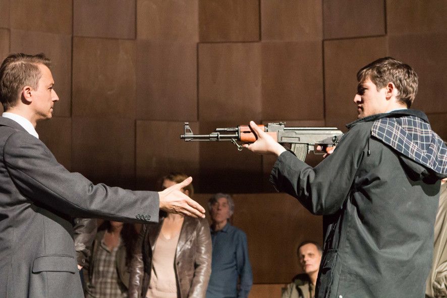 Theater Muenster / La Revolution - Enttäuschte Bürger greifen zu den Waffen © Oliver Berg Theater Muenster / La Revolution - Enttäuschte Bürger greifen zu den Waffen © Oliver Berg