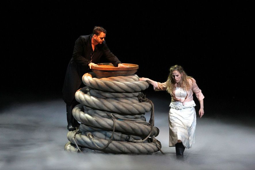 Theater Hagen / Der fliegende Holländer - Holländer und Senta © Klaus Lefebvre