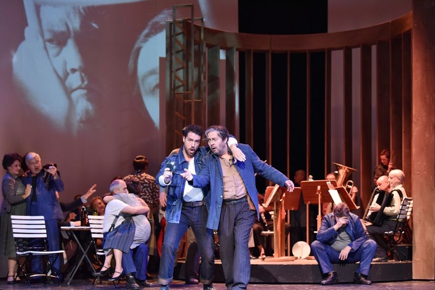 Staatstheater Cottbus / WOZZECK - (im Vordergrund v.l.n.r.) Christian Henneberg (2. Handwerksbursche) und Andreas Jäpel (Wozzeck); (im Hintergrund) Damen und Herren des Opernchores sowie Mitglieder des Philharmonischen Orchesters © Marlies Kross