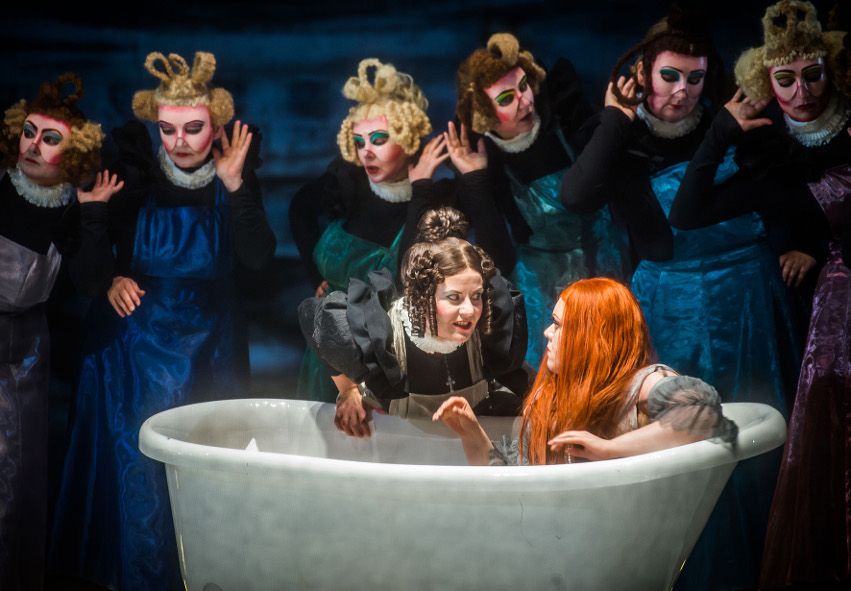 Theater Lübeck / Der fliegende Holländer - Senta und Spinnerinnen © Olaf Malzahn