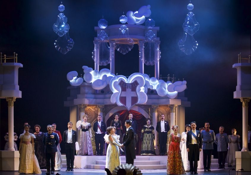 Staatstheater am Gärtnerplatz / WIENER BLUT Jasmina Sakr (Pepi Pleininger), Cornelia Horak (Gabriele Gräfin Zedlau), Tilmann Unger (Balduin Graf Zedlau), Ella Tyran (Demoiselle Franziska Cagliari), Hans Gröning (Fürst Ypsheim-Gindelbach), Chor © Christian POGO Zach Staatstheater am Gärtnerplatz / WIENER BLUT Jasmina Sakr (Pepi Pleininger), Cornelia Horak (Gabriele Gräfin Zedlau), Tilmann Unger (Balduin Graf Zedlau), Ella Tyran (Demoiselle Franziska Cagliari), Hans Gröning (Fürst Ypsheim-Gindelbach), Chor © Christian POGO Zach