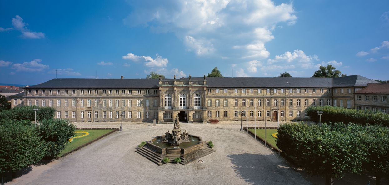 Bayerische Schlösserverwaltung / Bayreuth, Neues Schloss, Fassade mit Vorplatz und Markgrafenbrunnen © Bayerische Schlösserverwaltung