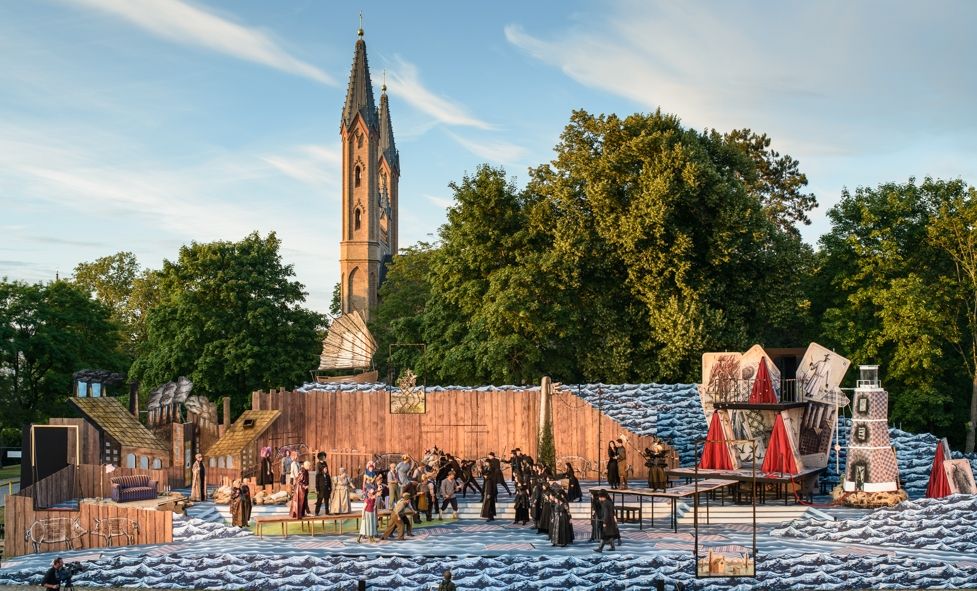 Theater und Orchester Neubrandenburg / Neustrelitz / Festspiele im Schlossgarten Neustrelitz - Der Zigeunerbaron - Panorama Bühne © TOG/ Jörg Metzner