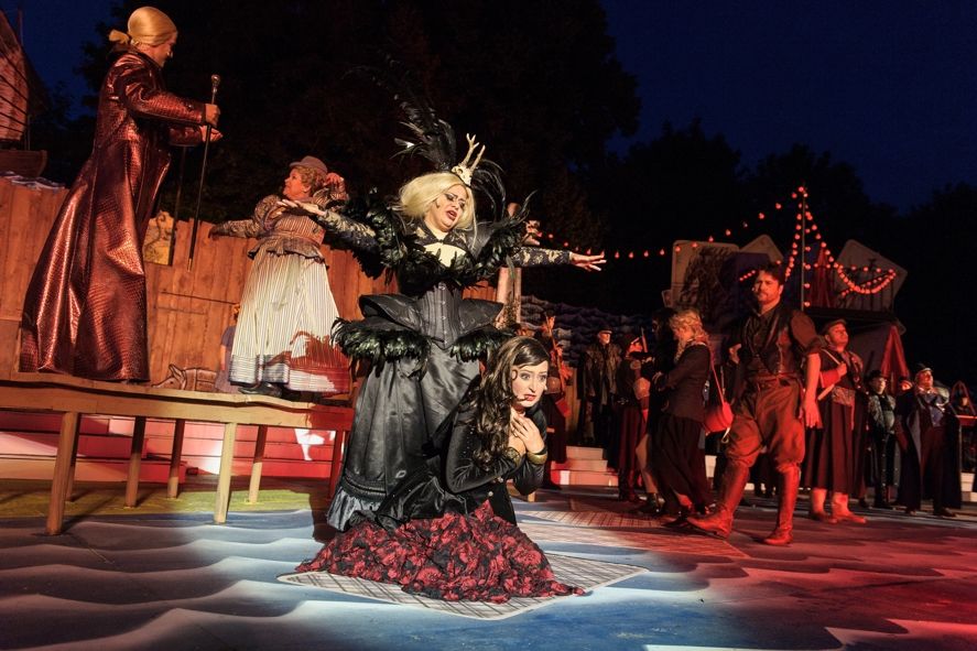 Theater und Orchester Neubrandenburg / Neustrelitz / Festspiele im Schlossgarten Neustrelitz - Der Zigeunerbaron -vorn: Tonje Haugland (Saffi), Viola Zimmermann (Czipra) hinten: Naglatzki (Conte Carneo) / Renate Pick (Mirabella) / Daniel Szeili (Sándor Barnkey) © TOG/ Jörg Metzner