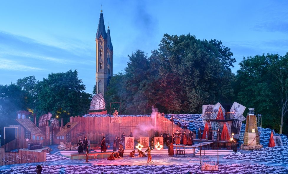 Theater und Orchester Neubrandenburg / Neustrelitz / Festspiele im Schlossgarten Neustrelitz - Der Zigeunerbaron - Panorama Bühne © TOG/ Jörg Metzner