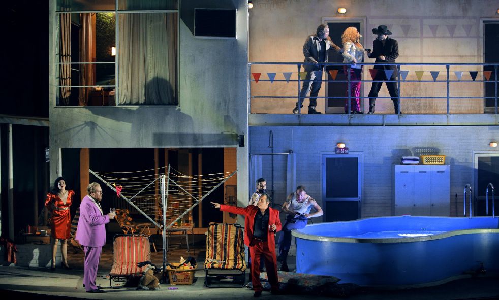 Bayreuther Festspiele / Rheingold - Das Golden Motel und Ensemble © Bayreuther Festspiele / Enrico Nawrath