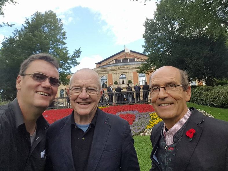 Vor dem Festspielhaus Bayreuth: IOCO Bayreuth Koodinator Patrik Klein, Viktor E. Jarosch, Dr. Hanns Butterhof Festspielhaus Bayreuth © Patrik Klein