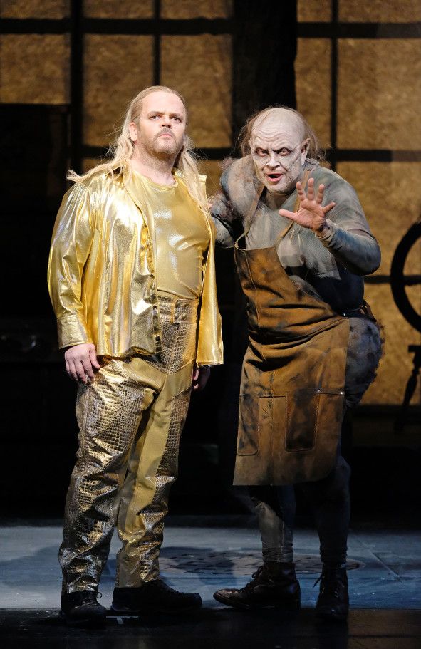 Badisches Staatstheater Karlsruhe / Siegfried von Richard Wagner_Erik Fenton als Siegfried_ Matthias Wohlbrecht als Mime © Falk von Traubenberg