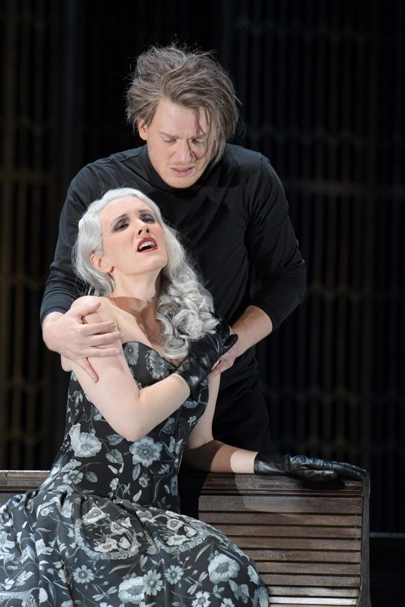 Oper Frankfurt / Eugen Onegin - Eugen Onegin und Tatiana © Wolfgang Runkel