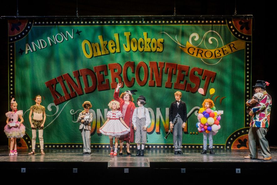 Volksoper Wien / Musical Gypsy - mit Sophie Grohmann, Emil Kurz, Simon Gaunersdorfer, Louisa Popovic (Baby June), Maria Happel (Rose), Sophie-Marie Hofmann (Baby Louise), Lino Gaier, Lili Krainz, Toni Slama (Herbie) © Jenni Koller / Volksoper Wien Volksoper Wien / Musical Gypsy - mit Sophie Grohmann, Emil Kurz, Simon Gaunersdorfer, Louisa Popovic (Baby June), Maria Happel (Rose), Sophie-Marie Hofmann (Baby Louise), Lino Gaier, Lili Krainz, Toni Slama (Herbie) © Jenni Koller / Volksoper Wien