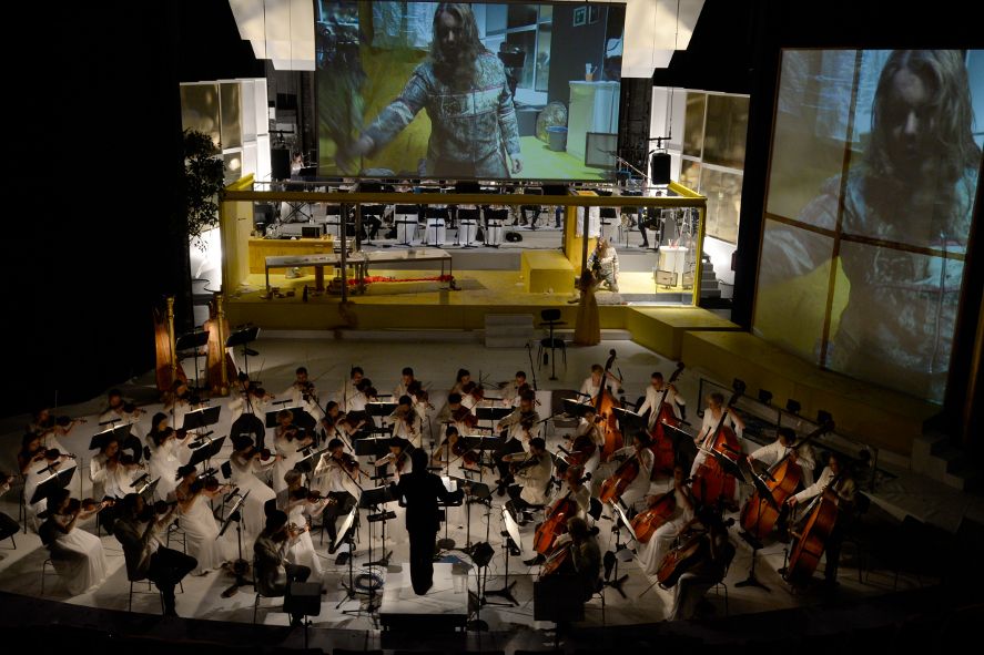 Oper Wuppertal / Surrogate Cites - Götterdämmerung - Blick auf Orchester, Bühne und Leinwände © Jens Grossmann