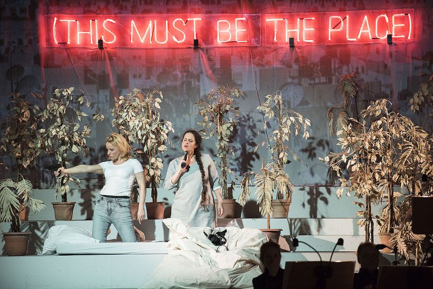 Oper Halle/ Marie Friederike Schöder als Jana und Tehila Goldstein als Henny © Falk Wenzel 