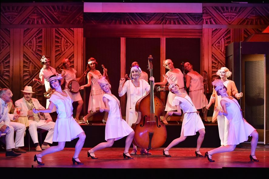 Staatstheater Cottbus / SUGAR - Musical nach dem Film „Some Like It Hot“ von Billy Wilder und I. A. L. Diamond - Szenenfoto © Marlies Kross Staatstheater Cottbus / SUGAR - Musical nach dem Film „Some Like It Hot“ von Billy Wilder und I. A. L. Diamond - Szenenfoto © Marlies Kross
