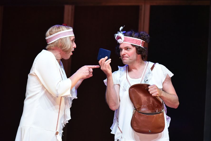 Staatstheater Cottbus / SUGAR - Musical nach dem Film „Some Like It Hot“ von Billy Wilder und I. A. L. Diamond - Szenenfoto mit (v.l.n.r.): Heiko Walter (Jerry / Daphne) und Hardy Brachmann (Joe / Josephine) © Marlies Kross Staatstheater Cottbus / SUGAR - Musical nach dem Film „Some Like It Hot“ von Billy Wilder und I. A. L. Diamond - Szenenfoto mit (v.l.n.r.): Heiko Walter (Jerry / Daphne) und Hardy Brachmann (Joe / Josephine) © Marlies Kross