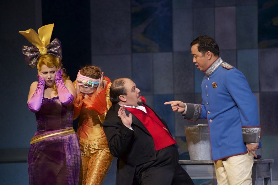 Staatstheater am Gärtnerplatz / LA CENERENTOLA - Mercedes Arcuri als Clorinda, Dorothea Spilger als Tisbe, Marco Filippo Romano als Don Magnifico, Arthur Espiritu als Don Ramiro © Christian POGO Zach Staatstheater am Gärtnerplatz / LA CENERENTOLA - Mercedes Arcuri als Clorinda, Dorothea Spilger als Tisbe, Marco Filippo Romano als Don Magnifico, Arthur Espiritu als Don Ramiro © Christian POGO Zach