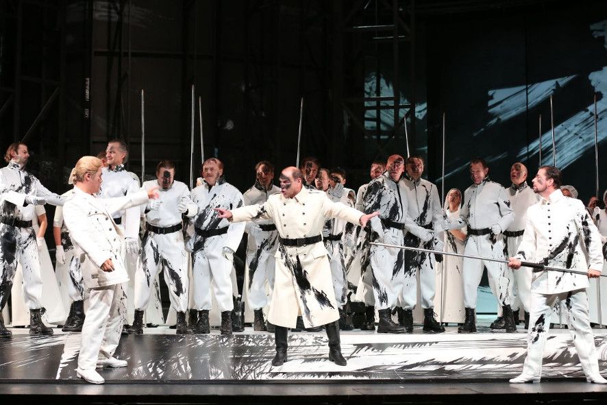 Anhaltisches Theater Dessau / Otello - hier mit Kwonsoo Jeon als Cassio, Kostadin Argirov als Montano_ und David Ameln als Rodrigo © Claudia_Heysel