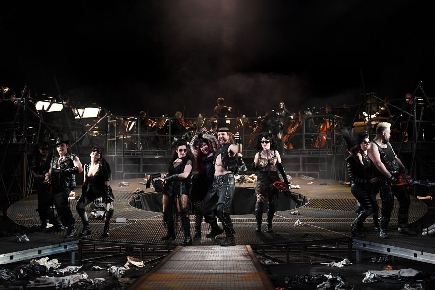 Theater und Philharmonie Thüringen / AUFSTIEG UND FALL DER STADT MAHAGONNY von B. Brecht u. K. Weill Premiere: 3.3.17 Gr. Haus Gera Johannes Beck (Bill, genannt Sparbüchsenbill) links Mitte:Anne Preuß (Jenny Hill) und Hans-Georg Priese (Jim Mahoney) Ulrich Burdack (Joe, genannt Alaskawolfjoe) rechts Damen und Herren des Opernchors Das Philharmonische Orchester Altenburg-Gera unter Leitung von Takahiro Nagasaki © Sabina Sabovic Theater und Philharmonie Thüringen / AUFSTIEG UND FALL DER STADT MAHAGONNY von B. Brecht u. K. Weill Premiere: 3.3.17 Gr. Haus Gera Johannes Beck (Bill, genannt Sparbüchsenbill) links Mitte:Anne Preuß (Jenny Hill) und Hans-Georg Priese (Jim Mahoney) Ulrich Burdack (Joe, genannt Alaskawolfjoe) rechts Damen und Herren des Opernchors Das Philharmonische Orchester Altenburg-Gera unter Leitung von Takahiro Nagasaki © Sabina Sabovic