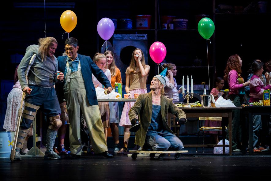 Landestheater Linz / Die Frau ohne Schatten - feiern im Schatten des Krieges © Norbert Artner