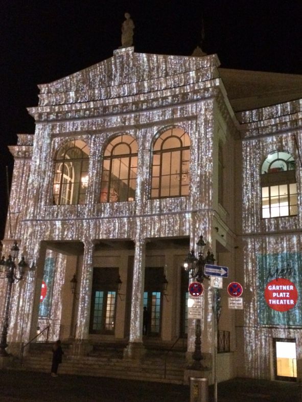 Gärtnerplatztheater München / Zum Abschied in goldene fließende Tropfen gehüllt © D Zimmermann