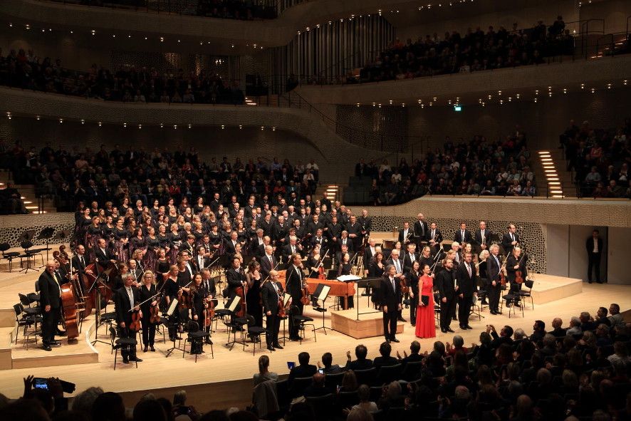 Elbphilharmonie Hamburg / Philharmonisches Staatsorchester, Solisten und Chorgemeinschaft Neubeuern © Patrik Klein