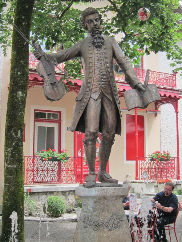  Mozart Überall - Sein Denkmal in einem kleinen bayerischen Städtchen © IOCO / Gallée
