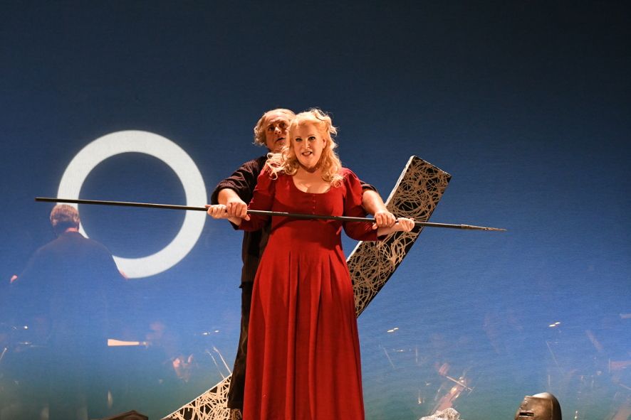 Stadttheater Minden / Siegfried - Dara Hobbs als Brünnhilde und Thomas Mohr als Siegfried © Friedrich Luchterhandt