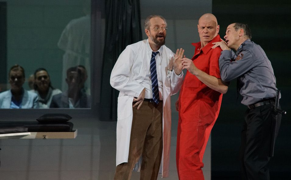 Deutsche Oper am Rhein / Wozzeck von Alban Ber - hier vlnr Doktor, Wozzeck und Hauptmann © Karl Forster