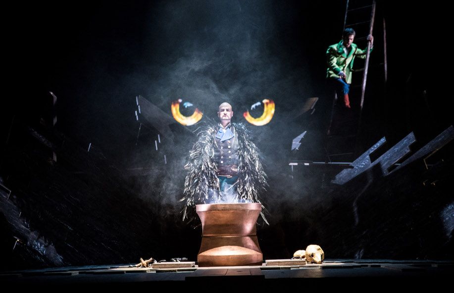 Scharoun Theater Wolfsburg / Der Freischütz_ hier Samiel als Gerhard Hauschild © B. Westhoff Scharoun Theater Wolfsburg / Der Freischütz_ hier Samiel als Gerhard Hauschild © B. Westhoff
