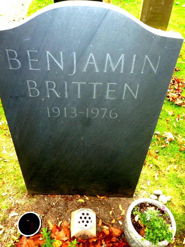  Benjamin Britten's grave in St. Peter and St Paul's Church, Aldeburgh © IOCO