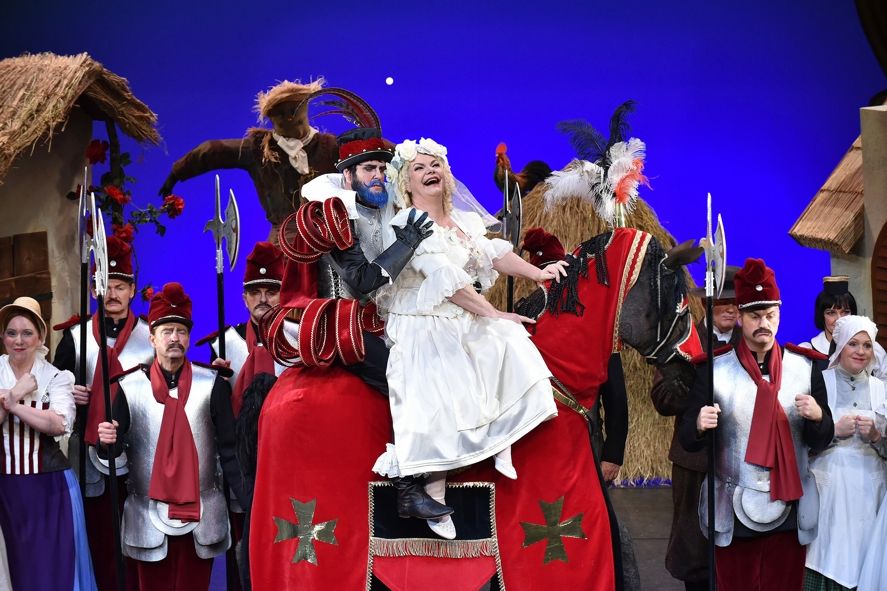 Staatstheater Cottbus / RITTER BLAUBART - Szenenfoto mit: (im Vordergrund) Jens Klaus Wilde (Ritter Blaubart) und Carola Fischer (Boulotte) sowie Damen und Herren des Opernchores © Marlies Kross Staatstheater Cottbus / RITTER BLAUBART - Szenenfoto mit: (im Vordergrund) Jens Klaus Wilde (Ritter Blaubart) und Carola Fischer (Boulotte) sowie Damen und Herren des Opernchores © Marlies Kross