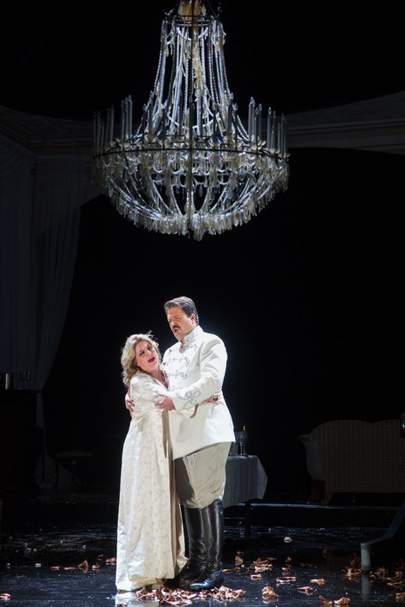 Stadttheater Giessen / Ein Herbstmanöver - hier Christiane Boesiger als Baronin Riza von Marbach und Grga Peros als Oberstleutnant von Lörenthy © Rolf K. Wegst Stadttheater Giessen / Ein Herbstmanöver - hier Christiane Boesiger als Baronin Riza von Marbach und Grga Peros als Oberstleutnant von Lörenthy © Rolf K. Wegst