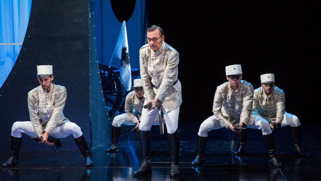 Stadttheater Giessen / Ein Herbstmanöver - hier Männer in ihrer Bestimmungen, dem Schlachtfeld und der Liebe, Ensemble © Rolf K. Wegst Stadttheater Giessen / Ein Herbstmanöver - hier Männer in ihrer Bestimmungen, dem Schlachtfeld und der Liebe, Ensemble © Rolf K. Wegst