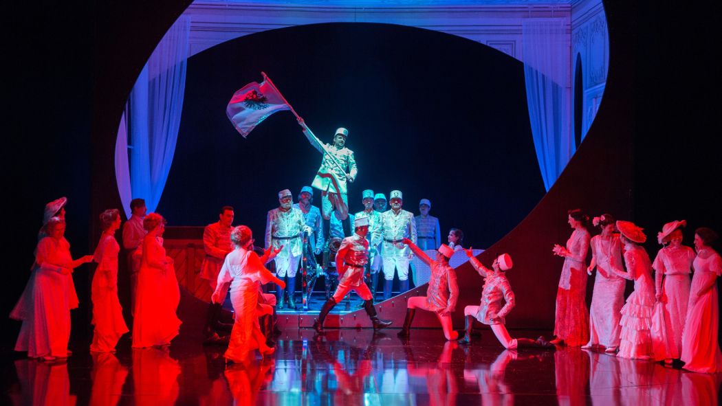 Stadttheater Giessen / Ein Herbstmanöver - hier Männer in ihrer Bestimmungen, dem Schlachtfeld und der Liebe_ Ensemble © Rolf K. Wegst Stadttheater Giessen / Ein Herbstmanöver - hier Männer in ihrer Bestimmungen, dem Schlachtfeld und der Liebe_ Ensemble © Rolf K. Wegst