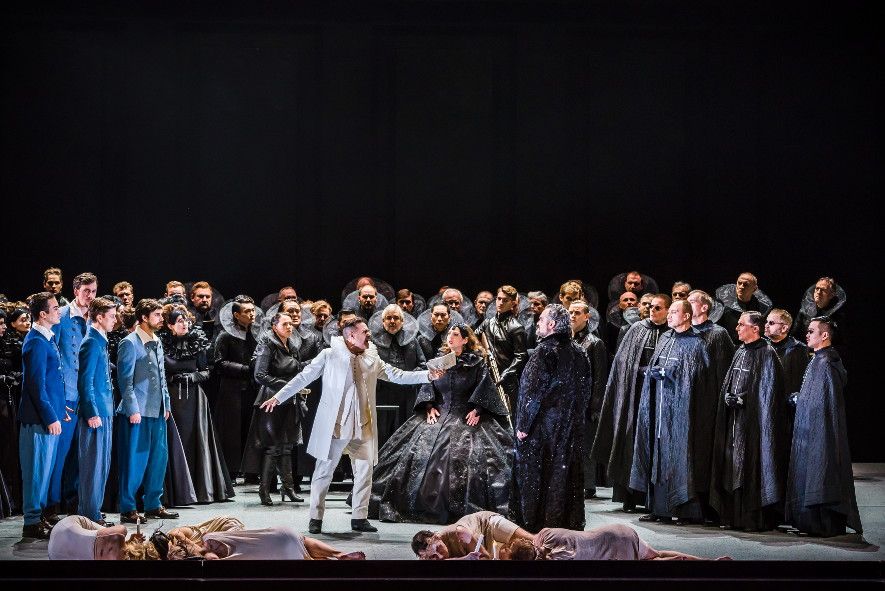 Oper Leipzig / Don Carlo - hier Don Carlo und Ensemble © Kirsten Nijhof