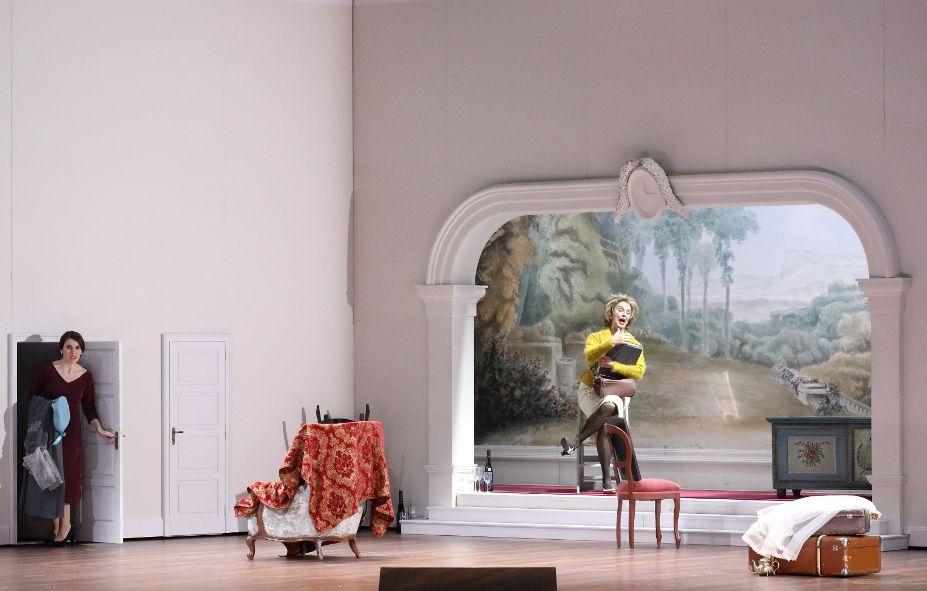 Bayerische Staatsoper / Le nozze di Figaro - hier Olga Kulchynska als Susanna und Anne Sofie von Otter als Marcelline © Wilfried Hösl