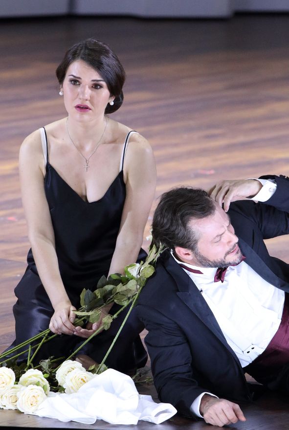 Bayerische Staatsoper / Le nozze di Figaro - hier Olga Kulchynska als Susanna und Alex Esposito als Figaro © Wilfried Hösl