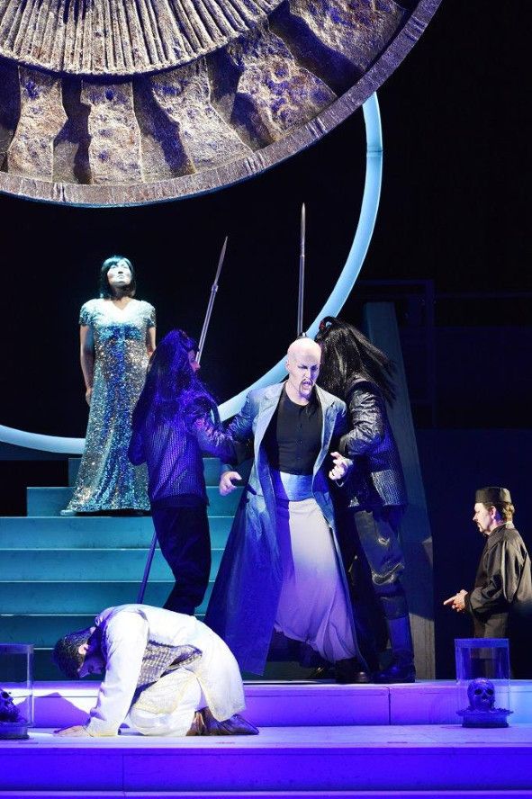 Staatstheater Cottbus / Turandot hier vorne Martin Shalita als Calaf, hinten Soojin Moon als Turandot © Marlies Kroos 