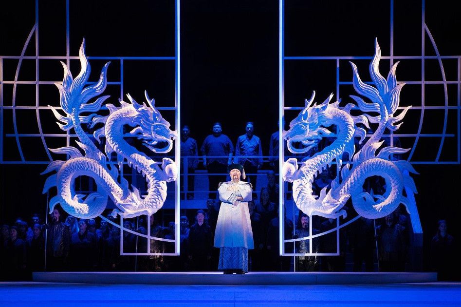 Staatstheater Cottbus / Turandot - hier Andreas Jäpel als Mandarin und Ensemble © Marlies Kroos