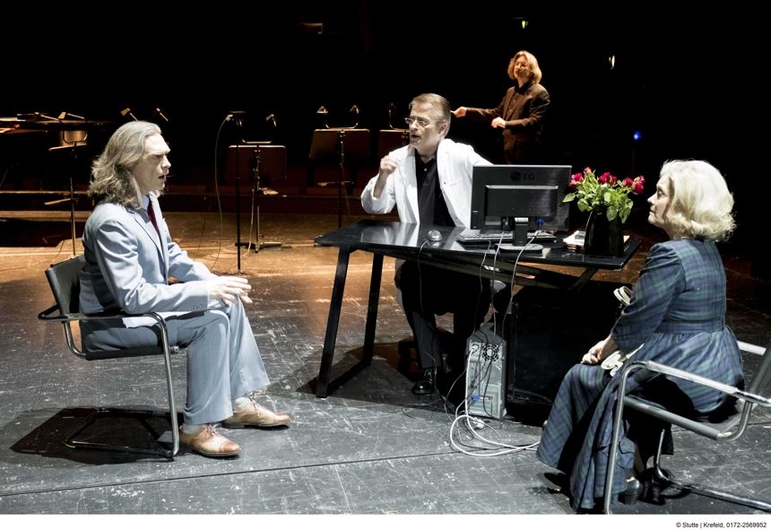 Theater Krefeld Mönchengladbach / Der Mann, der seine Frau mit einem Hut verwechselte © Thomas Esser Theater Krefeld Mönchengladbach / Der Mann, der seine Frau mit einem Hut verwechselte © Thomas Esser