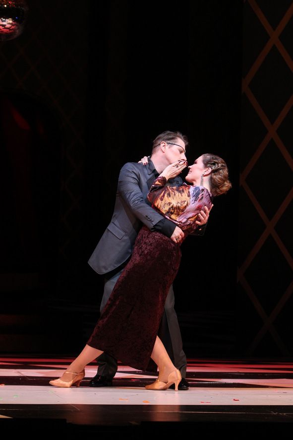 Theater Osnabrück / Die Zirkusprinzessin - hier: Sie lieben sich, Susann Vent-Wunderlich und Ralph Ertel als Fürstin Fedora und Mr. X. © Jörg Lewandowski Theater Osnabrück / Die Zirkusprinzessin - hier: Sie lieben sich, Susann Vent-Wunderlich und Ralph Ertel als Fürstin Fedora und Mr. X. © Jörg Lewandowski