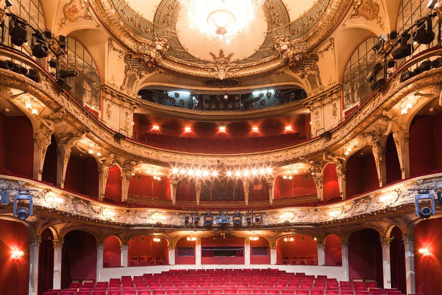 Berliner Ensemble / Theater am Schiffbauer Damm - hier der herrliche Zuschauerraum in prächtigem Neobarock © Moritz Haase