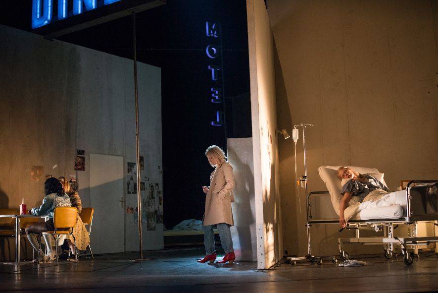 Berliner Ensemble / Eine Frau - Mary Page Marlowe - hier v.l. Ruby Commey, Bineta Hansen, Carina Zichner, Corinna Kirchhoff © Julian Roeder