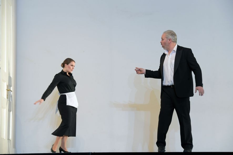 Oper Frankfurt / COSI FAN TUTTE - Louise Alder (Despina) und Simon Bailey (Don Alfonso) © Barbara Aumüller
