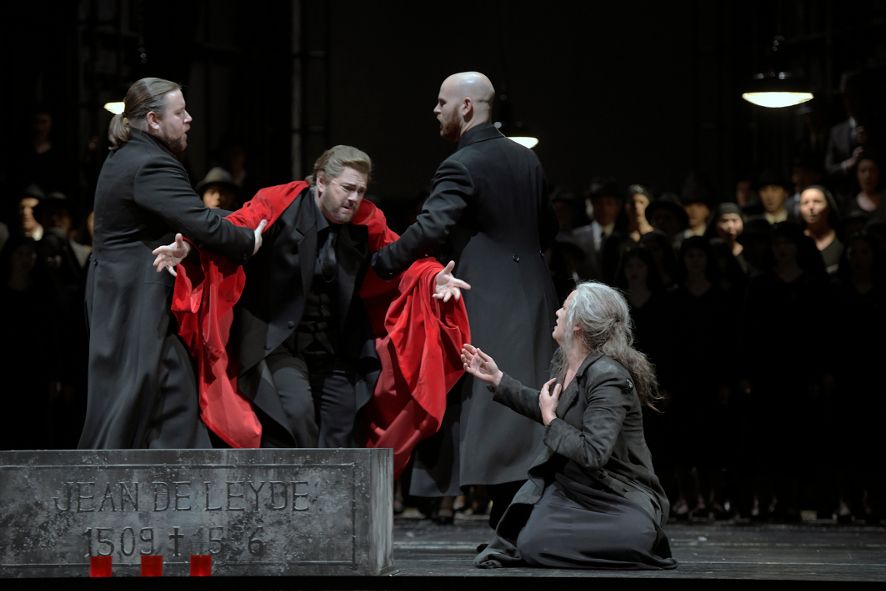 Deutsche Oper Berlin / Le Prophete - hier Der Prophet muss seine Mutter verleugnen, Noel Bouley, Gregory Kunde , Derek Welton und Clémentine Magaine © Bettina Stöß