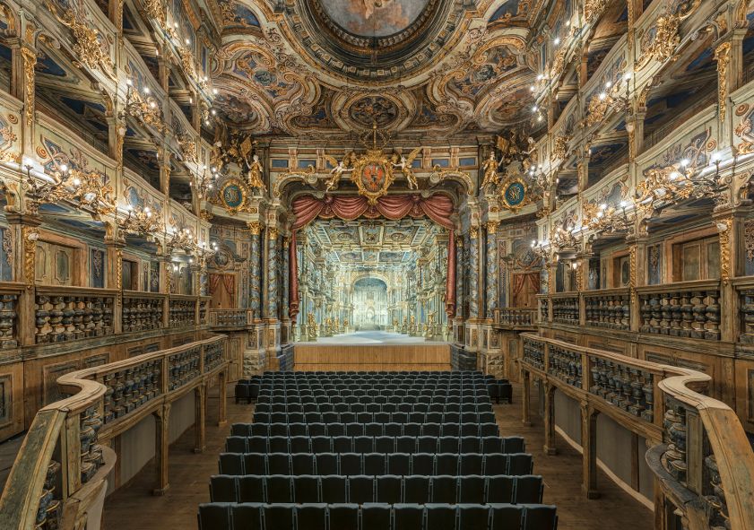 Markgräfliches Opernhaus Bayreuth / Der Zuschauerraum nach der Restaurierung, Blick zur Bühne mit neu rekonstruiertem Bühnenbild © Bayerische Schlösserverwaltung