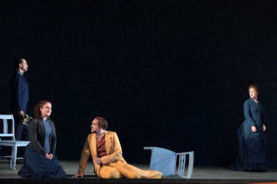 Oper Frankfurt / Werther - v.l.n.r. Sebastian Geyer (Albert), Louise Alder (Sophie), Attilio Glaser (Werther) und Julie Boulianne (Charlotte) © Barbara Aumüller