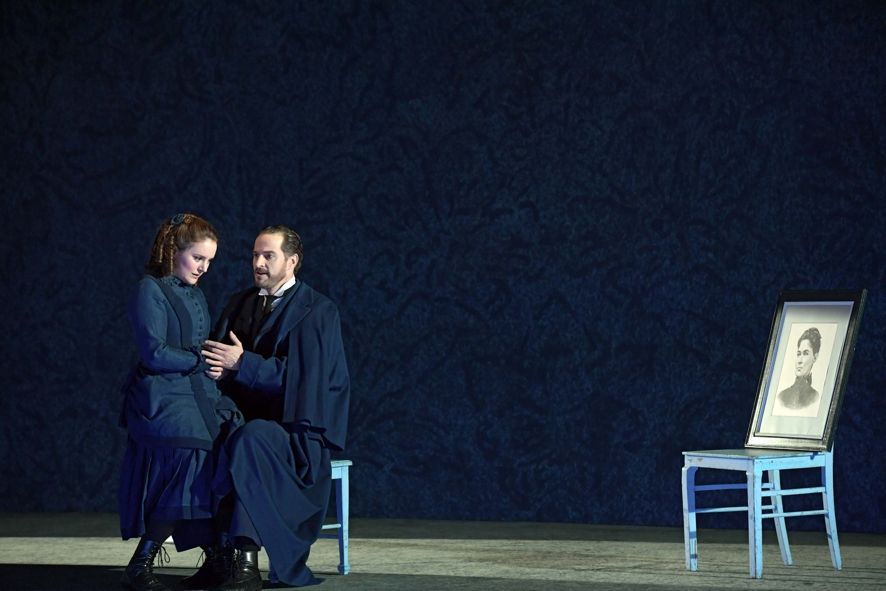 Oper Frankfurt / Werther - Louise Alder (Sophie) und Sebastian Geyer (Albert) © Barbara Aumüller